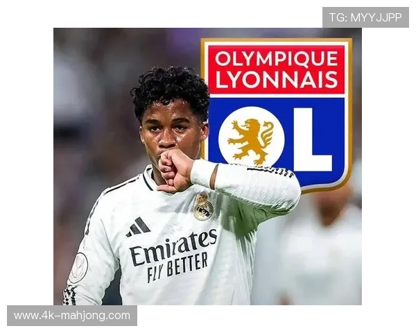 德甲赛场暖心一幕：球迷致敬退役传奇球员